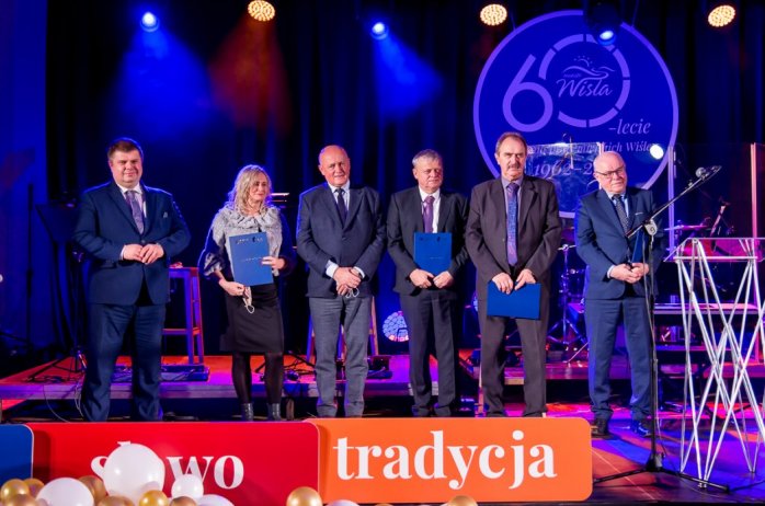 Laureaci odznak wraz z marszałkiem i przewodniczącym sejmiku