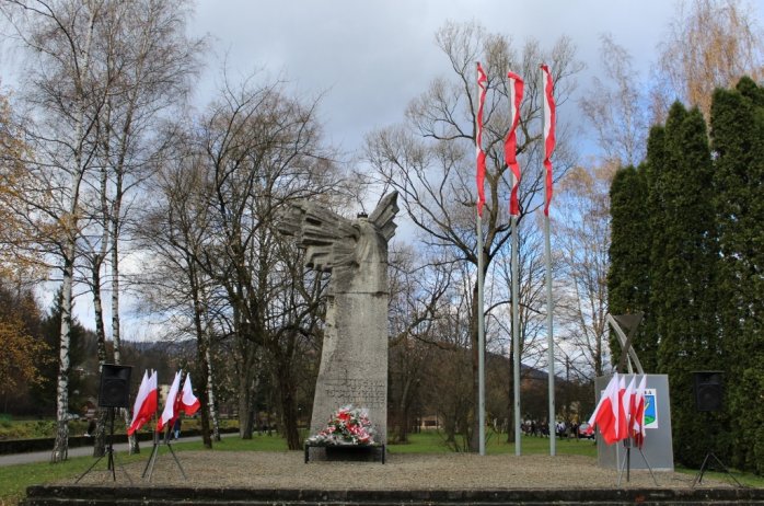 Pomnik w narodowych barwach