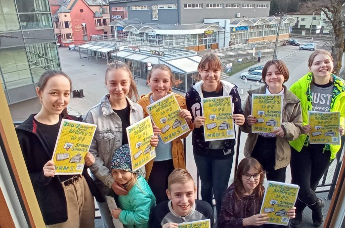 Młodzież z gazetką