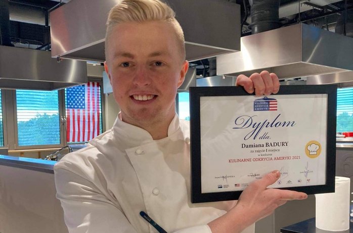 Damian Badura z pamiątkowym dyplomem