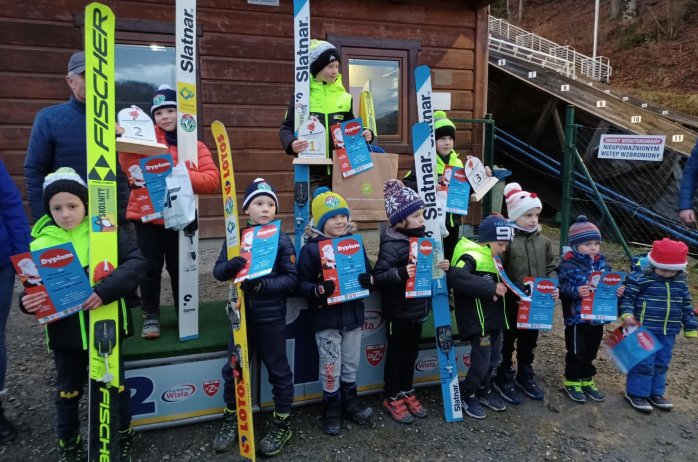 Młodzi zawodnicy na podium