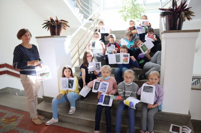 Zdjęcie grupowe z warsztatów linorytniczych