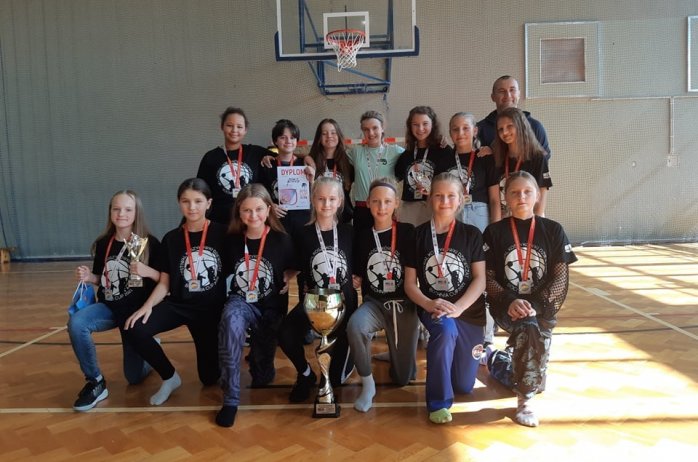 Wiślańskie zawodniczki z trenerem w czasie zawodów w Bochni