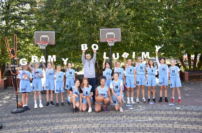 Wiślańska Druzyna koszykarska U13 z trenerem.