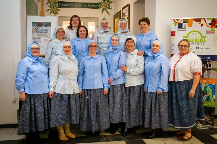 Wspólne zdjęcie uczestniczek warsztatów "Wiślański lónty"
