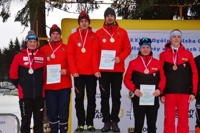 Zawodnicy WSS Łukasz Cieślar i Gabriel Boś na podium Ogólnopolskiej Olimpiady Młodzieży