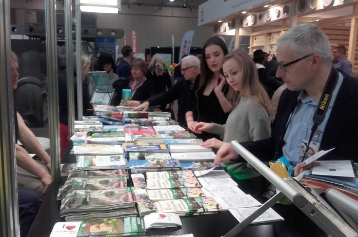 Goście odwiedzający stoisko