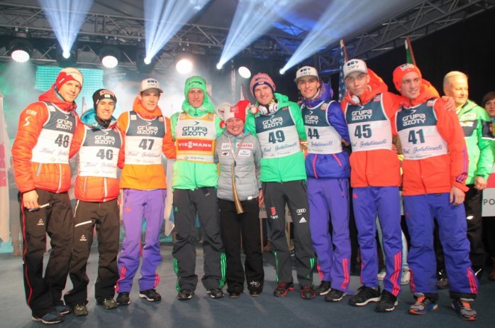 Skoczkowie pozują do zdjęcia z dyrektor WCK Marią Bujok