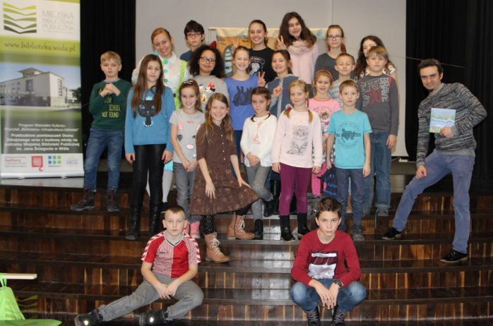 Dzieci na scenie biblioteki