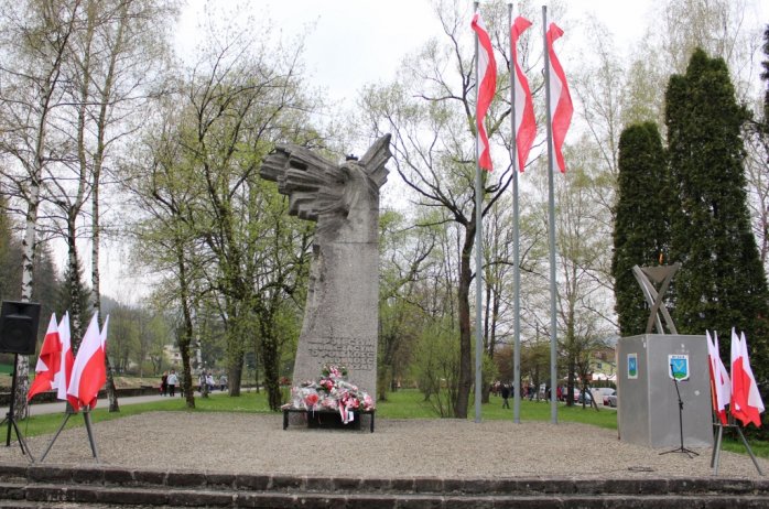 Pomnik Poległym i Walczącym o Polskość i Wolność Ojczyzny w narodowych barwach