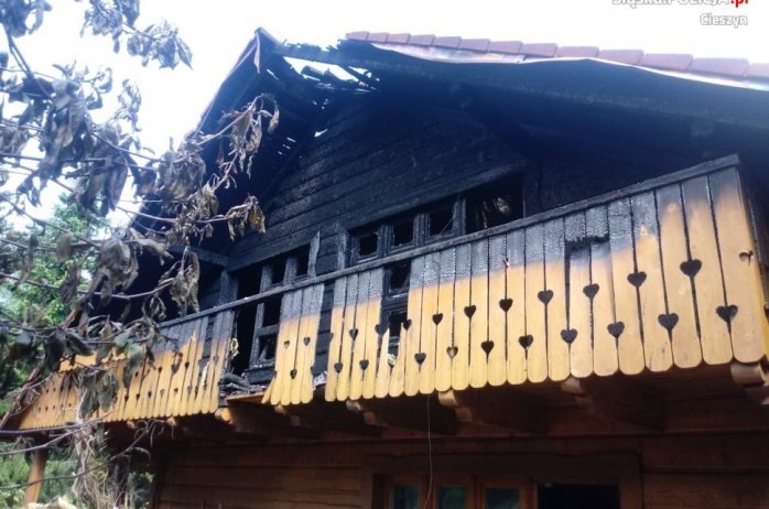 Zdjęcie spalonego domu rodziny z Malinki