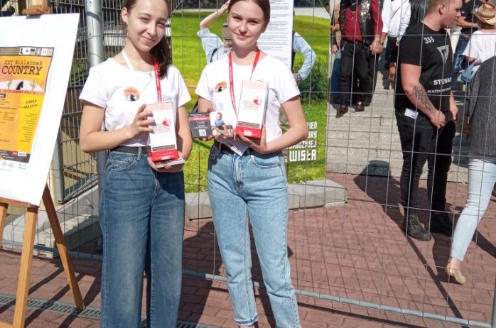 Wolontariusze zaangażowani w zbiórkę w amfiteatrze