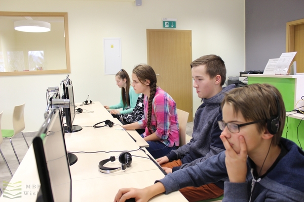 Uczniowie podczas kursu edycji video