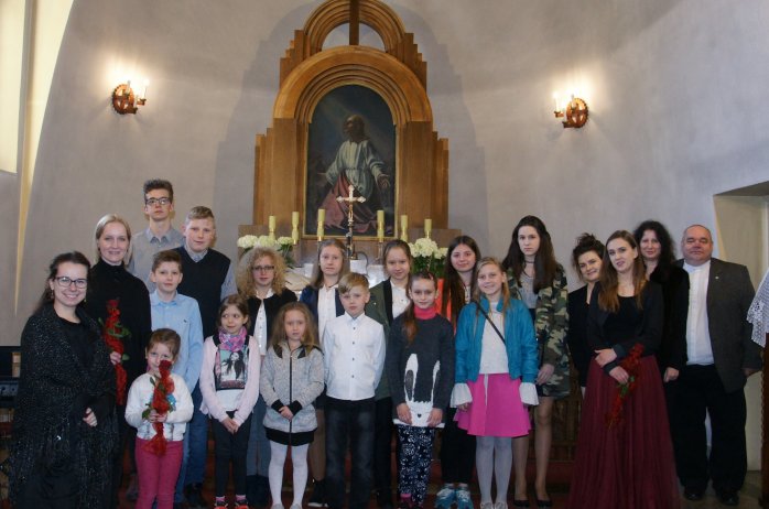 Uczniowie SOM w kościele w Istebnej