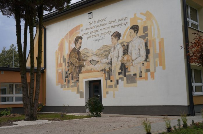 Nowy mural w Wiśle. Władysław Reymont w towarzystwie młodego pokolenia