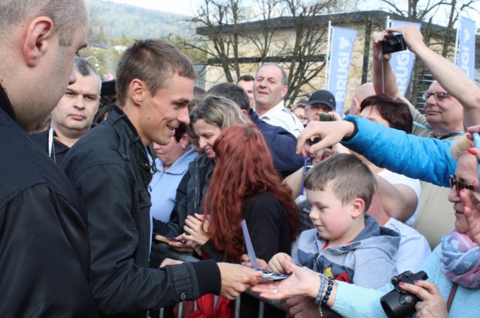 Piotr Żyła rozdaje autografy na placu Hoffa