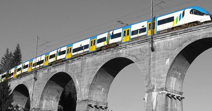 Pociąg na wiadukcie w Łabajowie