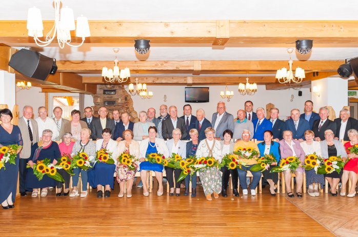 Pamiątkowe zdjęcie wyróżnionych Jubilatów