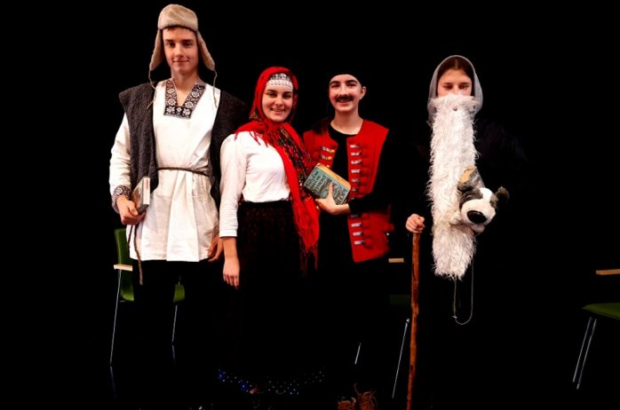 Grupa uczniów odgrywająca bohaterów Chłopów