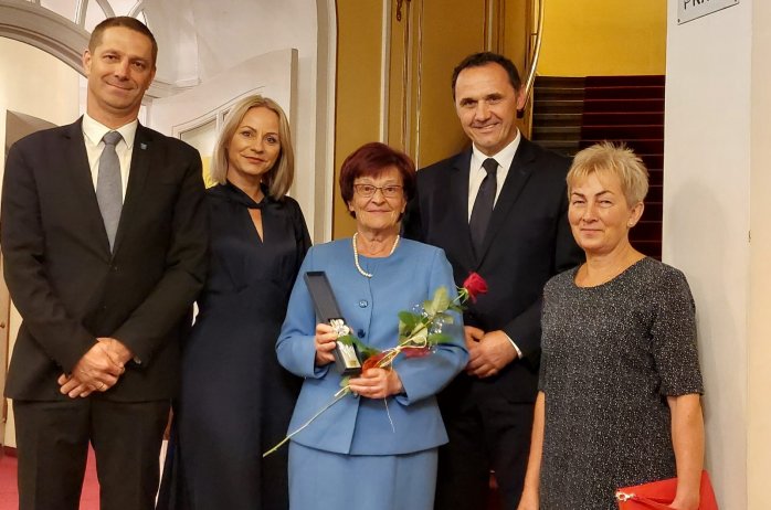 Laureatka wraz przedstawicieli władz samorządowych miasta Wisła