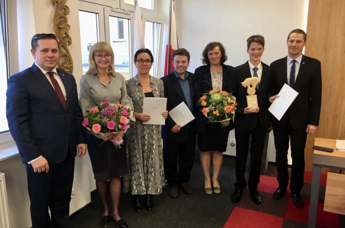 Joel z rodzicami, dyrektor szkoły, nauczycielką języka niemieckiego oraz Burmistrzem Wisły i Przewodniczącym Rady Miasta