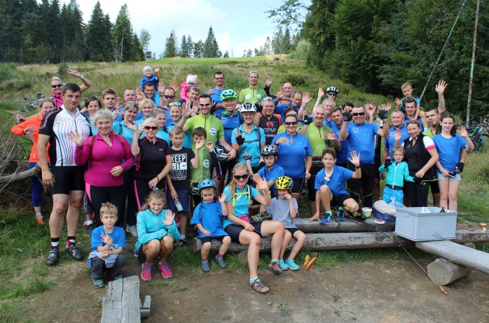 Pamiątkowe zdjęcie uczestników rajdu