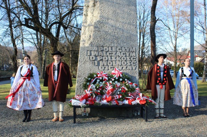 Warta honorowa zespołu Wisła pod pomnikiem