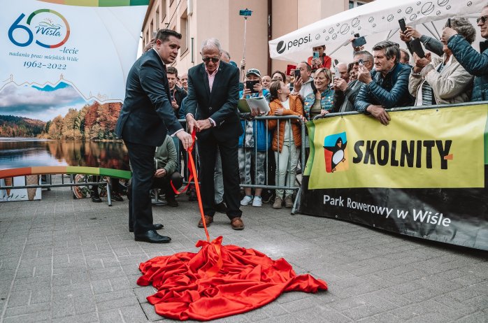 Antoni Piechniczek wspólnie z burmistrzem Tomaszem Bujokiem odsłaniają tablicę