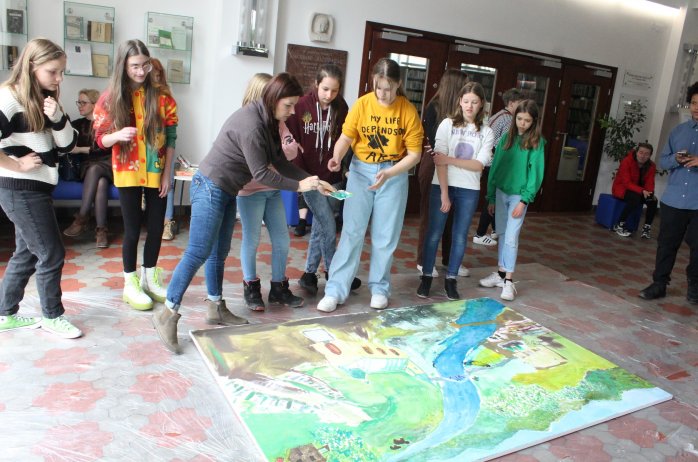 Wspólna akcja artystów malarzy i dzieci z Wisły