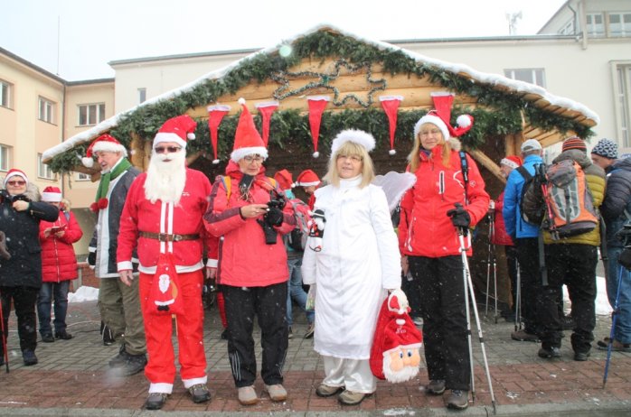 Uczestnicy Mikołajkowego Marszu Nordic Walking