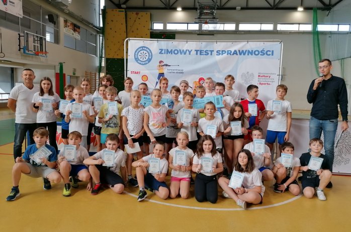 Uczestnicy testu razem z organizatorami