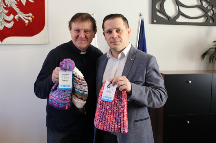 Przekazanie czapek dla ks. Jana Byrta
