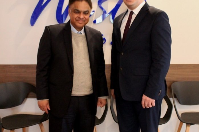 Charge d'Affaires Ambasady Indii Amarjeet Singh Takhi z burmistrzem Tomaszem Bujokiem