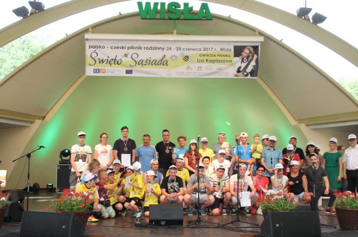 Pamiątkowe zdjęcie uczestników Turnieju gier i zabaw