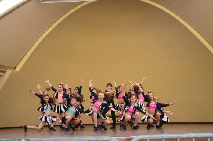 Formacje taneczne pokazujące układy taneczne