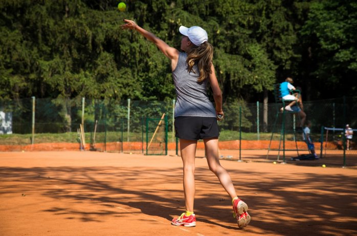 Tenisistka na kortach w centrum Wisły