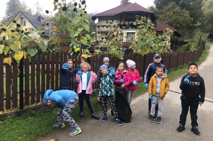 Klasa II podczas akcji sprzątania świata