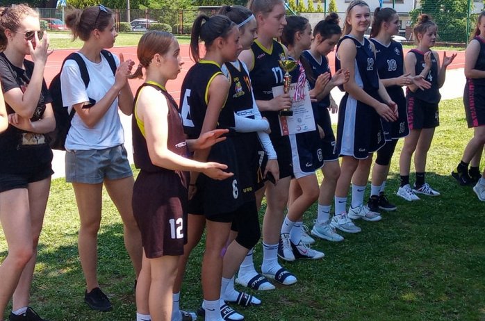 Koszykarki z pucharem