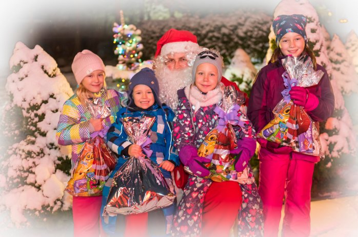 Mikołaj z najmłodszymi z Nowej Osady