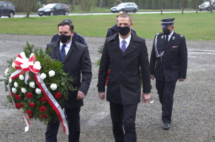 Władze samorządowe Miasta Wisły składają kwiaty