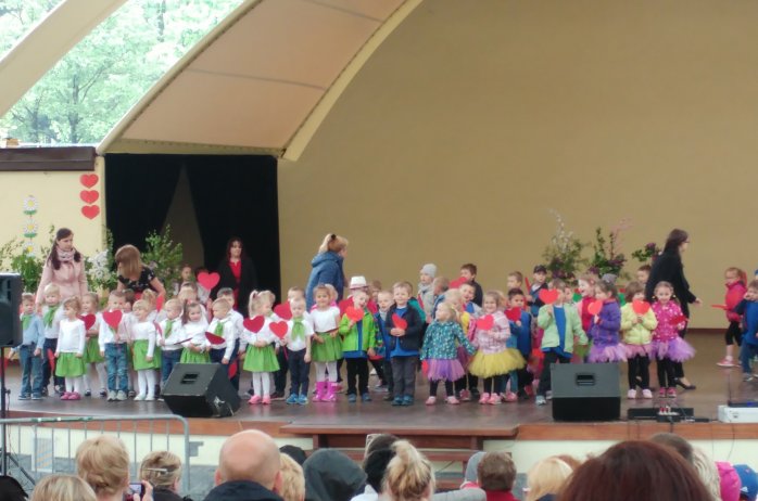 Dzieci podczas występu w amfiteatrze