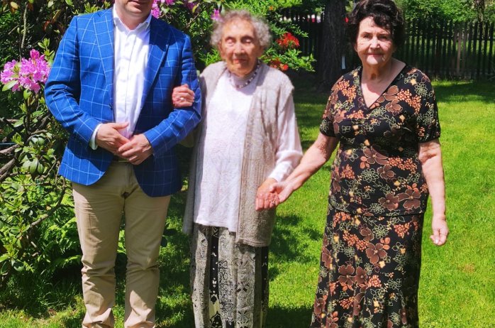 Maria Cienciała wraz z córką i burmistrzem Tomaszem Bujokiem