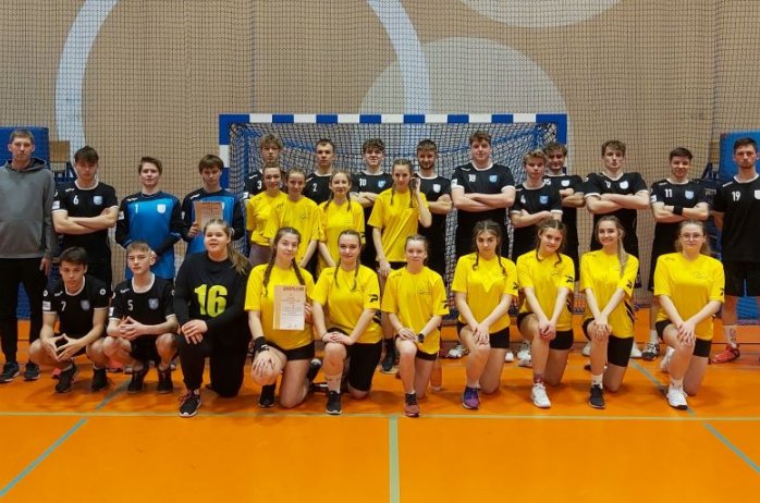 Piłkarki i piłkarze ręczni z trenerami