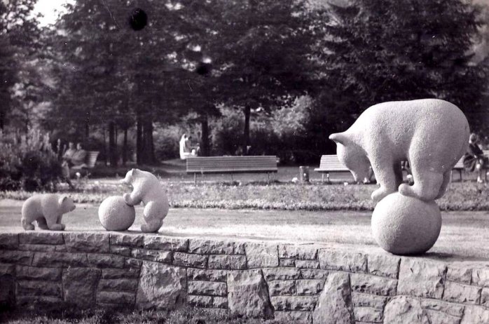 Niedźwiadki w parku - zdjęcie archiwalne