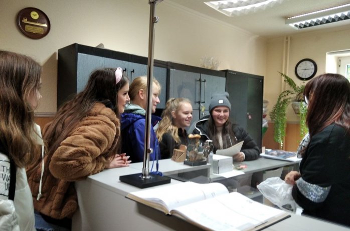 Uczennice w szkolnym sekretariacie