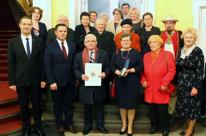 Laureatka Srebrenj Cieszynianki Danuta Szczypka w otoczeniu swoich najbliższych i przedstawicieli Gminy Wisła