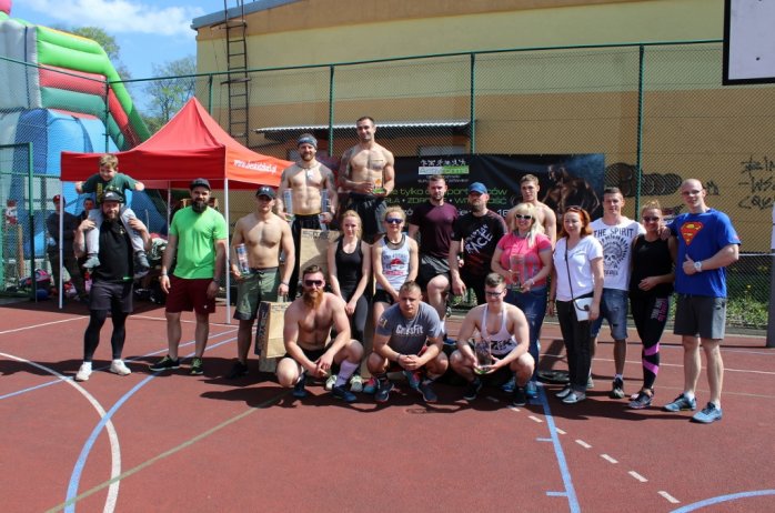 Wspólna fotografia zwycięzców i organizatorów