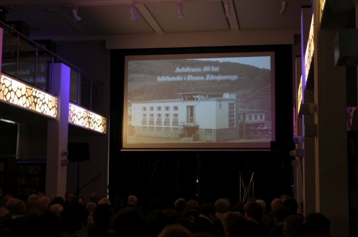 Fragment prezentacji w bibliotece