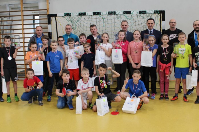 Triumfatorzy turnieju wraz z organizatorami i sędziami