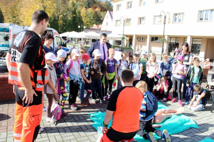 Instruktażowi niesienia pierwszej pomocy razem z dziećmi przysłuchiwał się burmistrz Tomasz Bujok